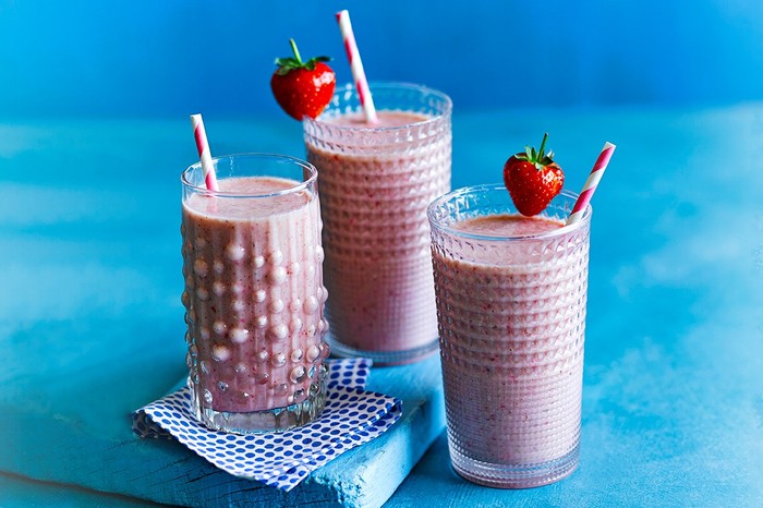 Strawberry and almond breakfast smoothie