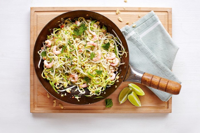 Frying pan full of healthy Pad Thai with prawns