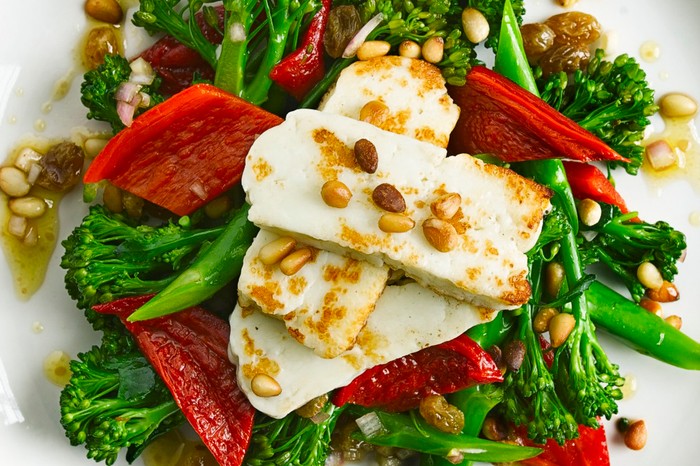 Broccoli salad with peppers, pine nuts and halloumi