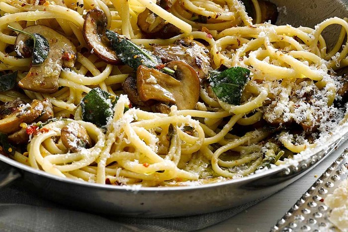 Linguine with garlic mushrooms and sage