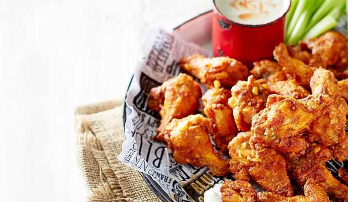 Buffalo wings with blue cheese dip