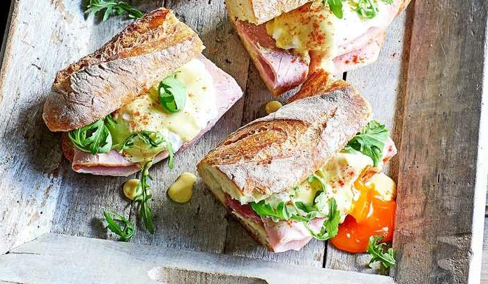 Eggs benedict baguette