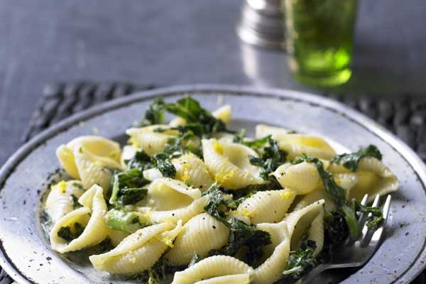 Pasta with kale, anchovies and lemon