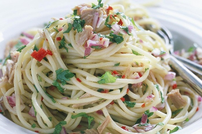 Spaghetti with tuna, capers and chilli