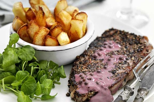 Steak au poivre with chunky chips and salad