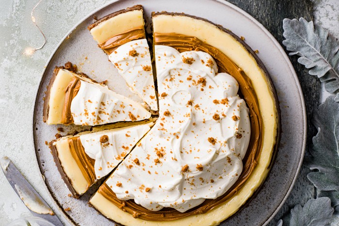 Speculoos cheesecake cut into slices