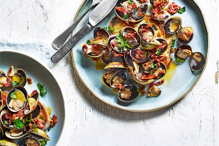 Fresh Clam Recipe with Chilli and Soughdough Toast Fresh Clam Recipe with Chilli and Soughdough Toast