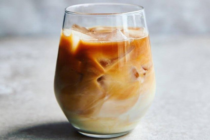 Cold brew iced latte A glass o cold brew iced latte