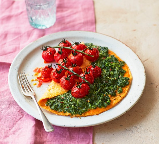 Omelette Stuffed with Spinach with Tomatoes on the Side