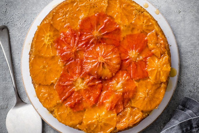 Upside-down cake with slices of grapefruit and clementine and a gin syrup