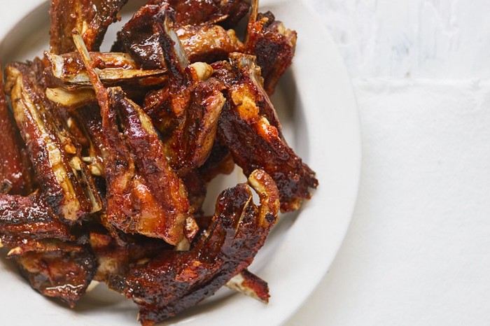 Lamb ribs with in a bowl, with membrillo glaze