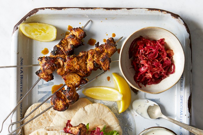 Lamb shish kebabs with pitta pockets and caramelised onions in a bowl