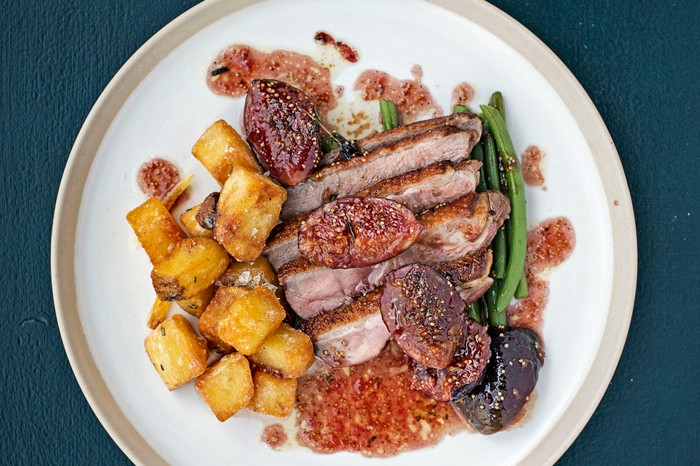 Roast Duck Breast Recipe with Figs, Rosemary and Fried Potatoes with Garlic Roast Duck Breast Recipe with Figs, Rosemary and Fried Potatoes with Garlic