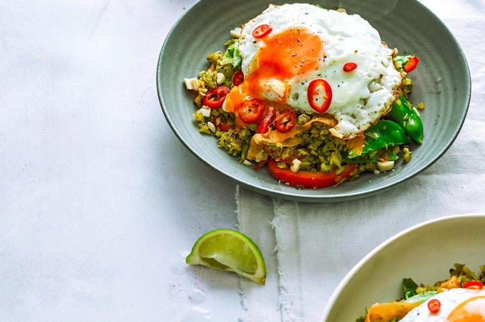 Top 10 low-calorie lunch ideas Thai style broccoli fried rice in a bowl