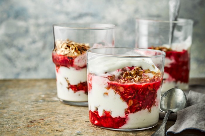 Vanilla Yogurt Cheesecake Recipe with Flapjack Crumble and Raspberries Vanilla Yogurt Cheesecake Recipe with Flapjack Crumble and Raspberries
