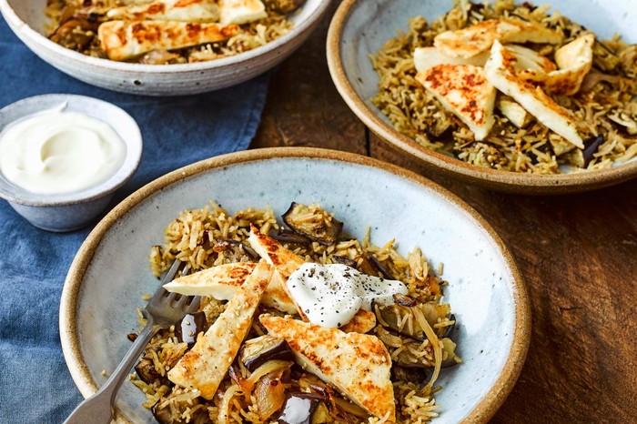 Aubergine pilaf with crispy halloumi