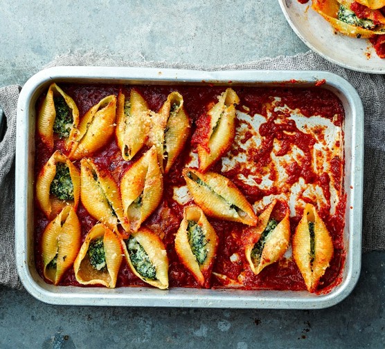 pasta shells stuffed with spinach and ricotta