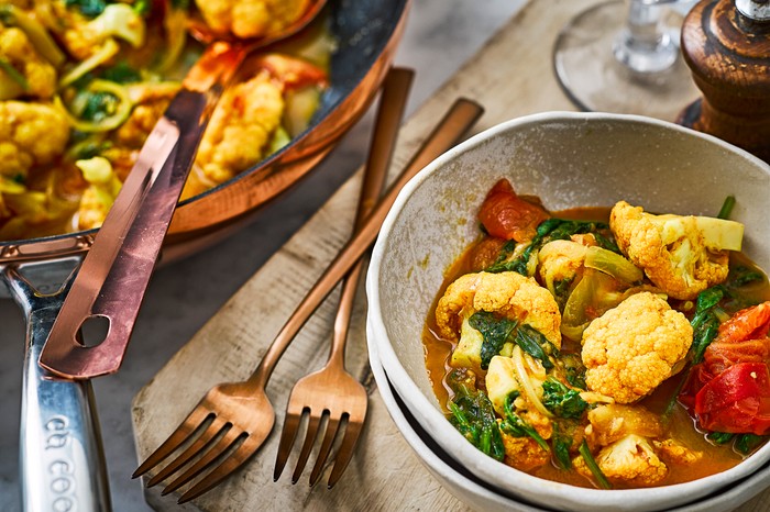 Simple Curry Ready in Under 30 Minutes Tomato, Spinach and Cauliflower Curry Recipe Tomato, Spinach and Cauliflower Curry Recipe