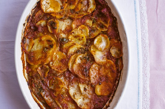 Oven-baked potatoes with capers and anchovies