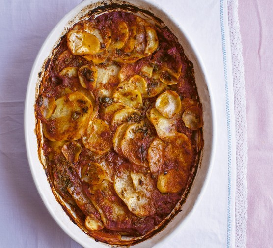 Oven-baked potatoes with capers and anchovies