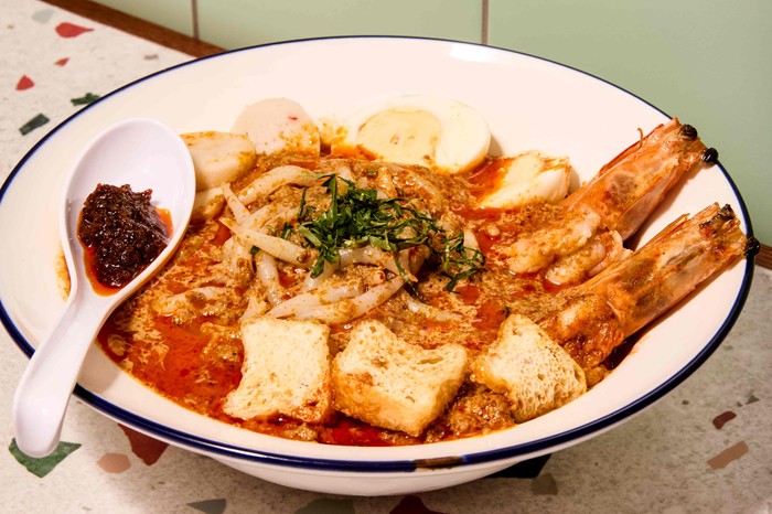 A bowl of laksa with prawns served at Singapulah