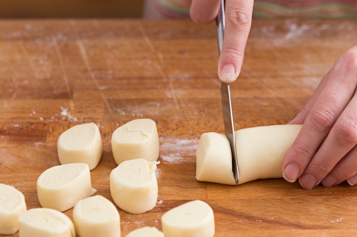 Cutting pastry into rounds