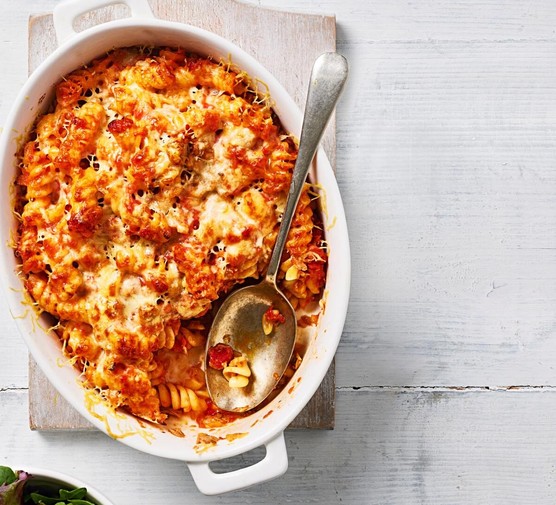 Tuna pasta bake Tuna melt pasta bake in an oval dish