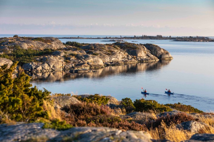 Two kayaks in the water by Stockholm's archipelago islands