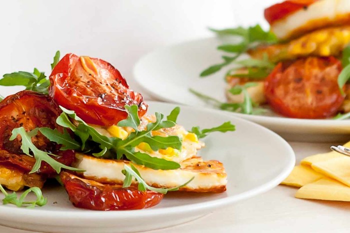 sweetcorn_fritters_with_halloumi