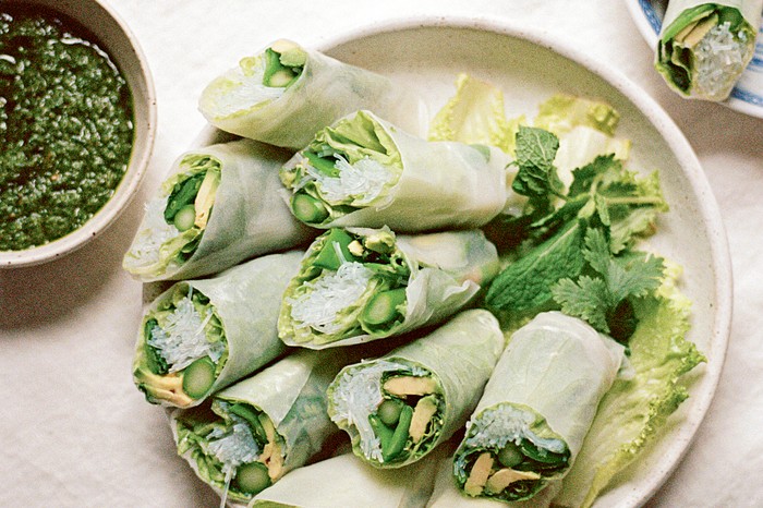 A plate of spring rolls stuffed with green vegetables