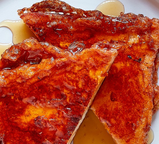 Torrijas recipe Torrijas with honey on a plate