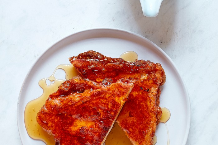 Torrijas recipe Torrijas with honey on a plate