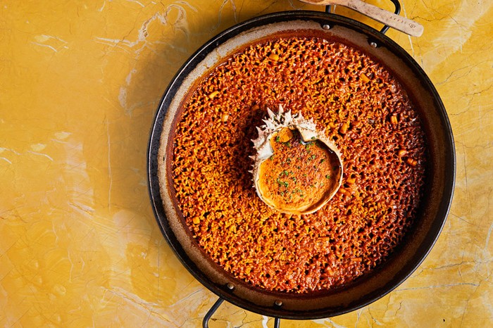 Crab rice in a dish with a shell in the middle