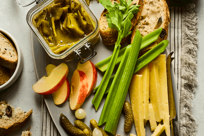 Platter with chutney and fresh crudités