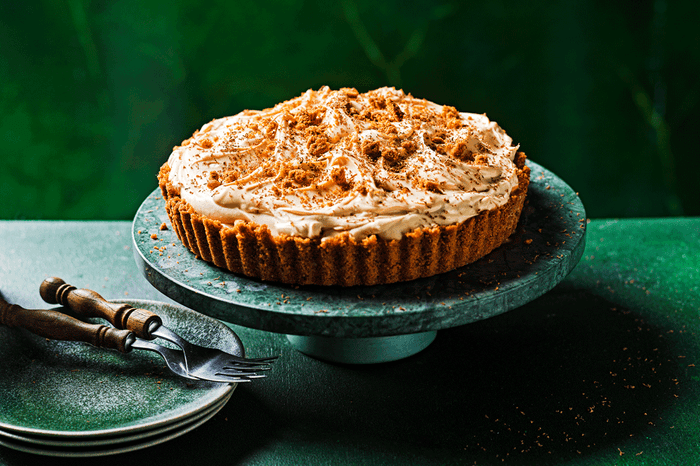 Biscoff banoffee pie on a green serving plate