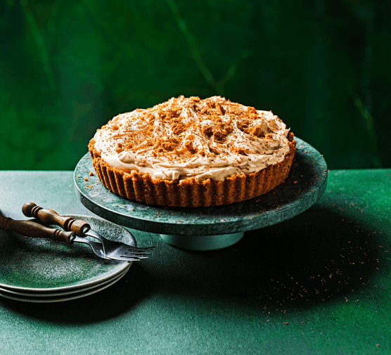 Biscoff banoffee pie on a green serving plate