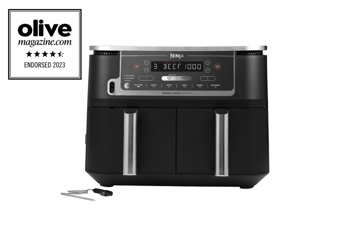 Ninja dual zone AF451UK with badge Ninja dual zone air fryer product image with olive accreditation badge